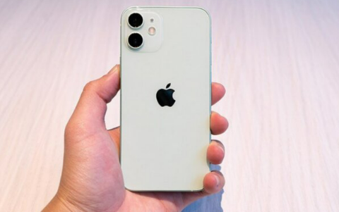 iPhone 12 Mini rẻ như cho, gây "khó dễ" cho hàng loạt đối thủ
