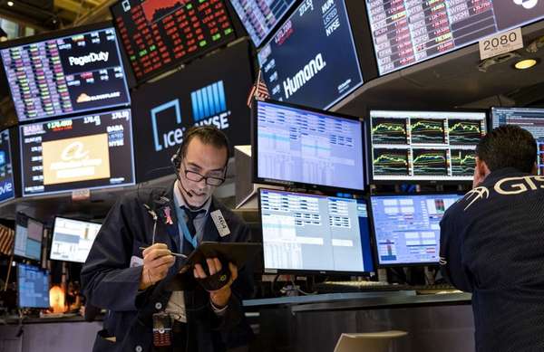 S&P 500 và Nasdaq tăng mạnh nhờ kỳ vọng Fed cắt giảm lãi suất