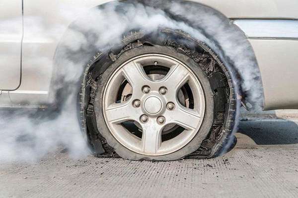 Làm gì để hạn chế việc nổ lốp ô tô khi đang di chuyển?