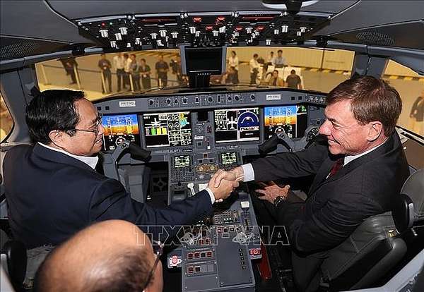 Chủ tịch kiêm Tổng Giám đốc Tập đoàn Embraer Francisco Gomes Neto (phải) cùng Thủ tướng Phạm Minh Chính thăm khu trưng bày các dòng máy bay và cơ sở hạ tầng sản xuất hiện đại của Embraer. Ảnh: Dương Giang/TTXVN