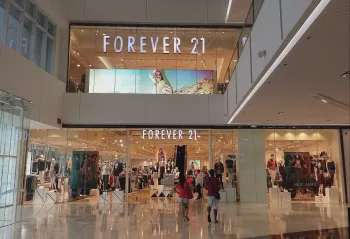 ‘Đế chế’ Forever 21 sụp đổ và câu chuyện bay trên 'đôi cánh’ thương mại điện tử