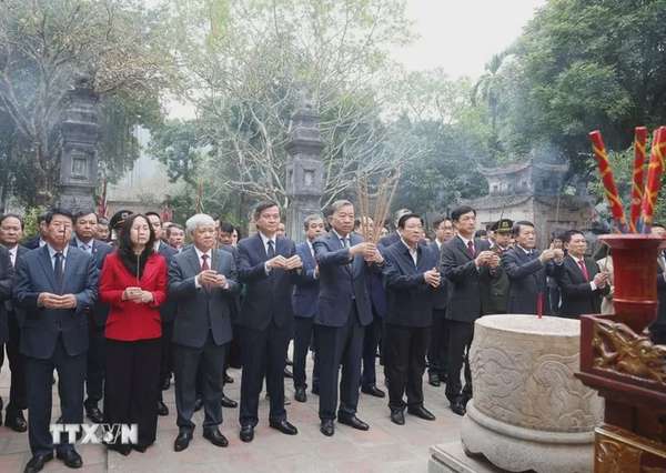 Tổng Bí thư Tô Lâm dâng hương tại Khu Di tích Quốc gia đặc biệt Cố đô Hoa Lư