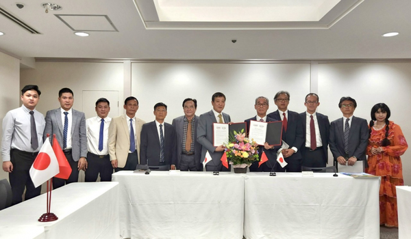 Ông Nguyễn Anh Dũng - Tổng biên tập Báo Xây dựng (thứ bảy từ trái sang) và ông Iizuka - Lãnh đạo Báo Tin tức Xây dựng và kỹ thuật Nhật Bản (thứ năm từ phải sang) ký kết thỏa thuận hợp tác.