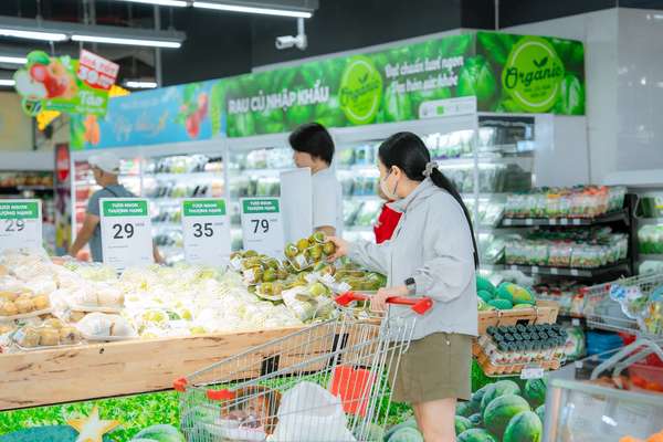 Khách hàng mua sắm tại hệ thống cửa hàng siêu thị của WinCommerce (2) (1)