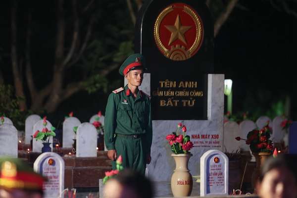 Thủ tướng: Các Anh hùng liệt sĩ đã làm rạng rỡ non sông, đất nước ta- Ảnh 8. Thủ tướng: Các Anh hùng liệt sĩ đã làm rạng rỡ non sông, đất nước ta- Ảnh 8.