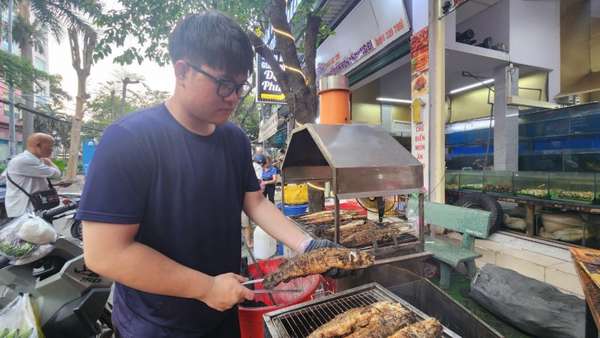 TP. Hồ Chí Minh: Heo quay, cá lóc nướng đắt hàng trong ngày vía Thần tài