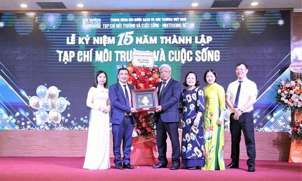 TW Hội Nước sạch và Môi trường Việt Nam tặng lẵng hoa và bức tranh lưu niệm cho Tạp chí Môi trường và Cuộc sống nhân kỷ niệm 15 năm thành lập