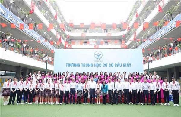 Tổng Bí thư Tô Lâm: Thúc đẩy đổi mới sáng tạo, chuyển đổi số trong trường học, không để học sinh nào bị bỏ lại phía sau- Ảnh 10. Tổng Bí thư Tô Lâm: Thúc đẩy đổi mới sáng tạo, chuyển đổi số trong trường học, không để học sinh nào bị bỏ lại phía sau- Ảnh 10.