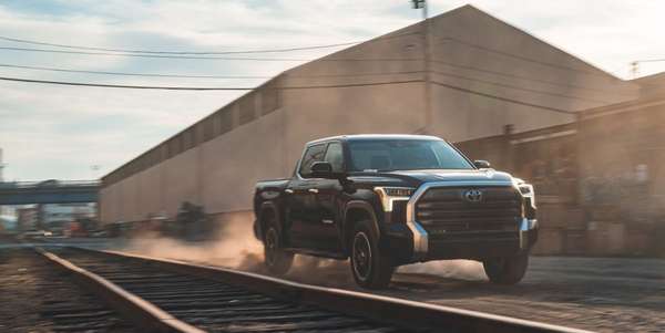 Toyota Tundra Hybrid 2023: Lò xo cuộn phía sau trở thành tiêu chuẩn vàng cho xe bán tải