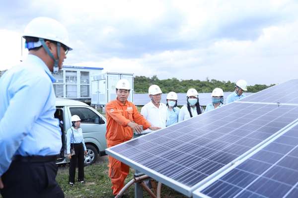 Đoàn công tác UBND Phương Mỹ Bình, TP.Phan Rang – Tháp chàm tham quan thực tế tại Nhà máy điện mặt trời Phước Thái 1