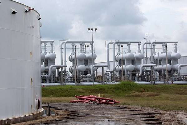 Bể chứa dầu và thiết bị đường ống dẫn dầu thô tại Khu dự trữ dầu mỏ chiến lược ở Freeport, Texas, Hoa Kỳ (nguồn: Reuters)