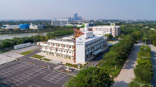Bệnh viện Kusumi nằm trong không gian xanh mát của Ecopark.
