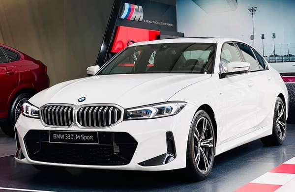 Giá xe BMW 3-Series giảm giá kỷ lục, thấp hơn cả Toyota Camry