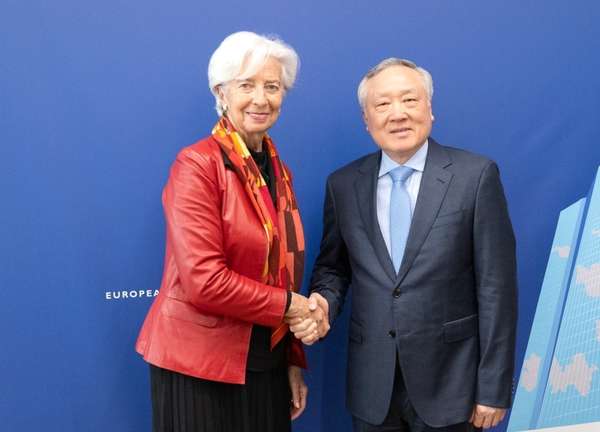 Phó Thủ tướng Thường trực Chính phủ Nguyễn Hòa Bình và Chủ tịch ECB Christine Lagarde - Ảnh: VGP/Nguyễn Hoàng