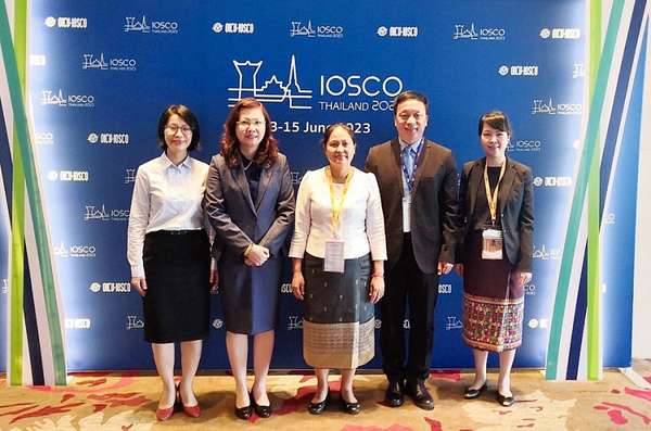 Đại diện Đoàn công tác UBCKNN và LSCO chụp ảnh lưu niệm tại Hội nghị thường niên lần thứ 48 của IOSCO.