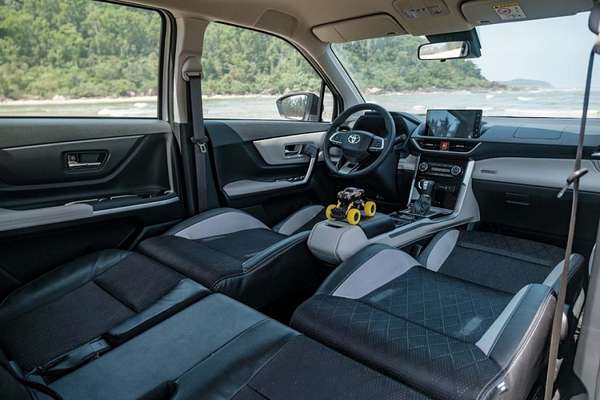 Toyota Veloz Cross gây ấn tượng với chế độ ghế sofa cho phép gập phẳng hàng ghế 2 và 3 cho phép khách hàng tận dụng tối đa không gian.