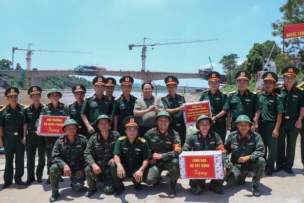 Thủ tướng kiểm tra tiến độ cầu Phong Châu, chỉ đạo triển khai tuyến cao tốc mới tại Phú Thọ- Ảnh 6. Thủ tướng kiểm tra tiến độ cầu Phong Châu, chỉ đạo triển khai tuyến cao tốc mới tại Phú Thọ- Ảnh 6.