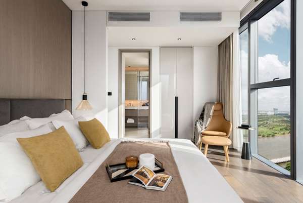 Phòng ngủ chính được kết nối với phòng tắm lớn cùng chung ngôn ngữ thiết kế thanh lịch của Marriott.