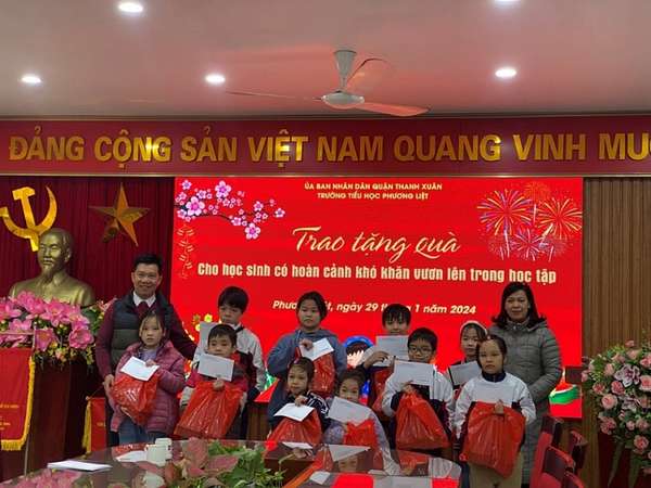 Đ/c Nguyễn Văn Minh – QUV, Bí thư Đảng ủy Khối trao quà Tết cho các em học sinh trường Tiểu học Phương Liệt