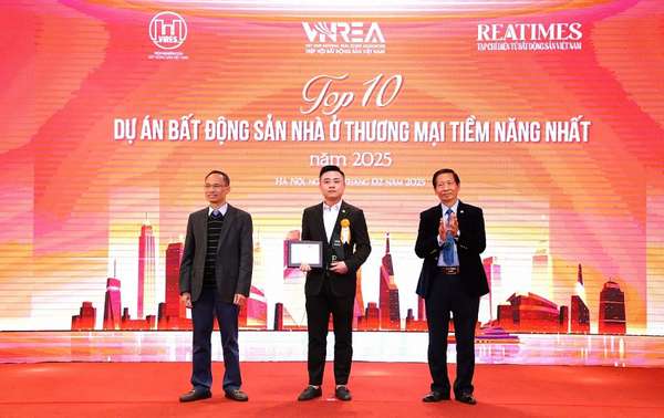 Đại diện chủ đầu tư nhận giải thưởng “Top 10 Dự án bất động sản nhà ở thương mại tiềm năng nhất năm 2025” cho tổ hợp căn hộ cao cấp Newtown Diamond