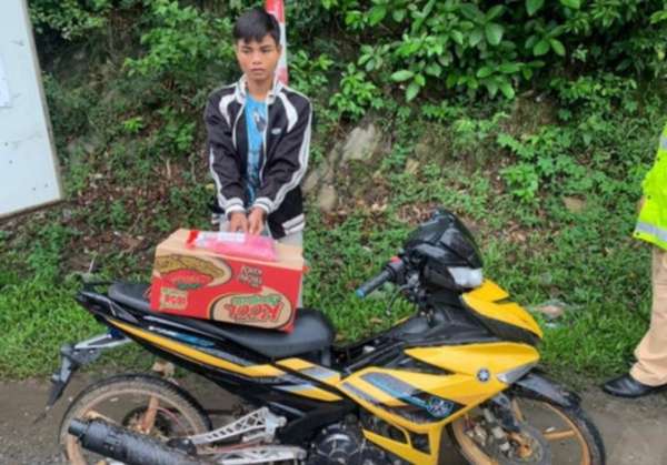 Quảng Trị: Hai đối tượng chạy xe máy không biển kiểm soát vận chuyển 12.000 viên ma túy