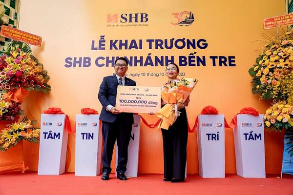 Ông Huỳnh Thanh Huấn - Giám đốc SHB Bến Tre đại diện ngân hàng trao tặng Quỹ Vì người nghèo tỉnh Bến Tre 100 triệu đồng