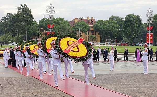 Các đồng chí lãnh đạo, nguyên lãnh đạo Đảng, Nhà nước đặt vòng hoa và vào Lăng viếng Chủ tịch Hồ Chí Minh