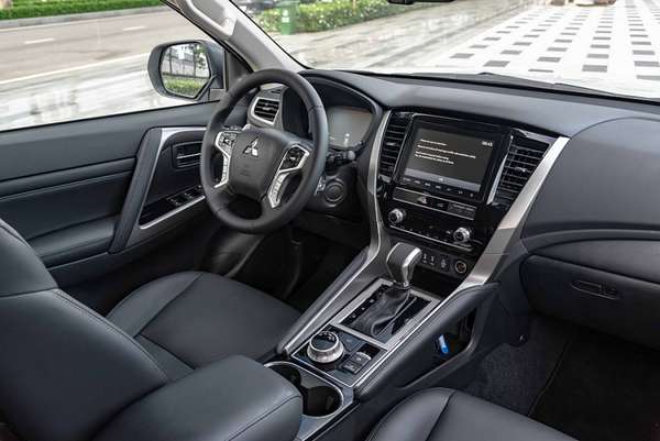 Mitsubishi Pajero Sport nâng cấp màu áo mới: Sang - xịn, giá cực ưu đãi