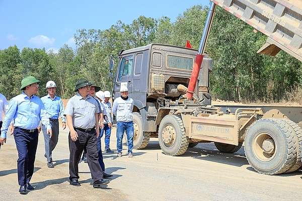 Thủ tướng Phạm Minh Chính và đoàn công tác đi kiểm tra hiện trường - Ảnh: VGP/Nhật Bắc