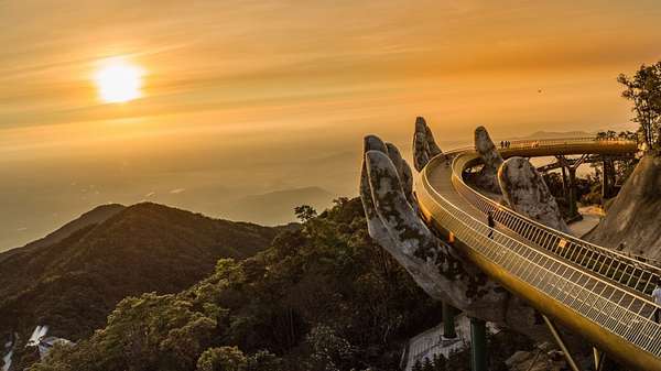 Cầu Vàng tại Sun World Ba Na Hills là điểm đến không thể bỏ qua của du khách