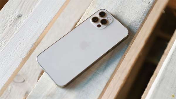 Giá iPhone 12 Pro mới nhất ngày 13/3: Thiết lập "đáy" mới, về với anh em  tầm trung