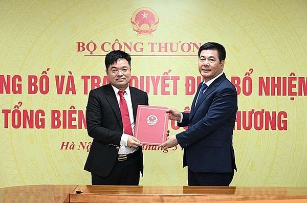 Bộ trưởng Nguyễn Hồng Diên trao quyết định bổ nhiệm chức vụ Tổng Biên tập Báo Công Thương đối với ông Nguyễn Văn Minh