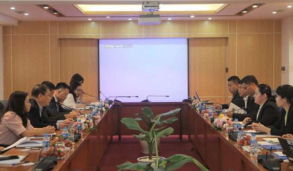 Phó Chủ tịch Lương Hải Sinh làm việc với đoàn công tác UBCK Lào. Ảnh: TT