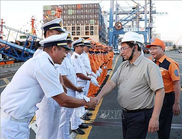 Thủ tướng Phạm Minh Chính chúc Tết các lực lượng làm việc tại Cảng quốc tế Tân Cảng - Cái Mép (TCIT). Ảnh: Dương Giang/TTXVN