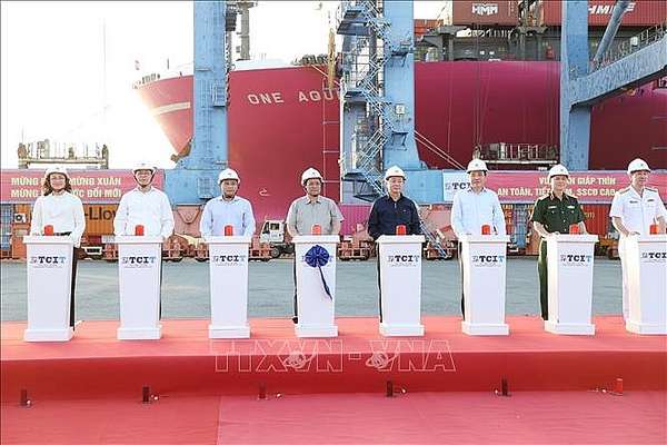 Thủ tướng Phạm Minh Chính và các đại biểu thực hiện nghi thức phát lệnh làm hàng đầu xuân Giáp Thìn 2024 tại Cảng quốc tế Tân Cảng - Cái Mép (TCIT). Ảnh: Dương Giang/TTXVN