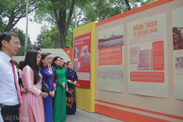 Triển lãm: “Chủ tịch Hồ Chí Minh – Tinh hoa dân tộc, Tầm vóc thời đại” tổ chức tại Khu Di tích Chủ tịch Hồ Chí Minh tại Phủ Chủ tịch. Ảnh Hoa Quỳnh