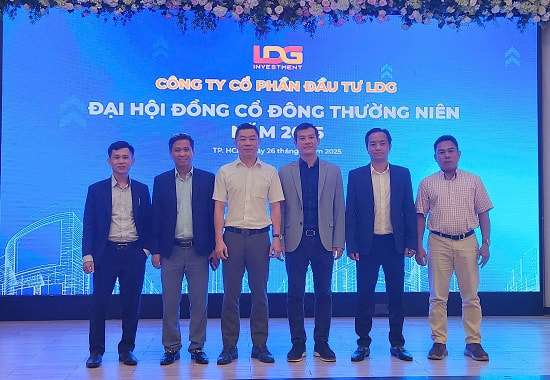 ong nguyen khanh hưng thư 3 từ trái sang