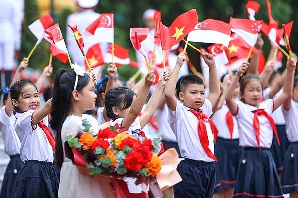 Thiếu nhi Thủ đô vẫy cờ chào đón Thủ tướng Singapore Lý Hiển Long - Ảnh: VGP/Nhật Bắc