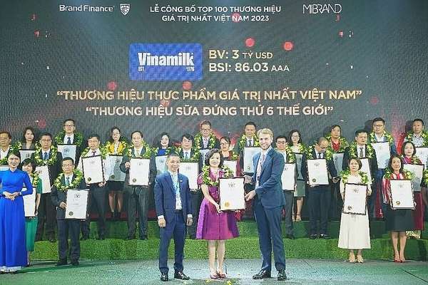 Bà Bùi Thị Hương, Giám đốc Điều hành Nhân sự - Hành chính - Đối ngoại, đại diện Vinamilk đón nhận các chứng nhận từ Brand Finance (Ảnh: Mibrand)