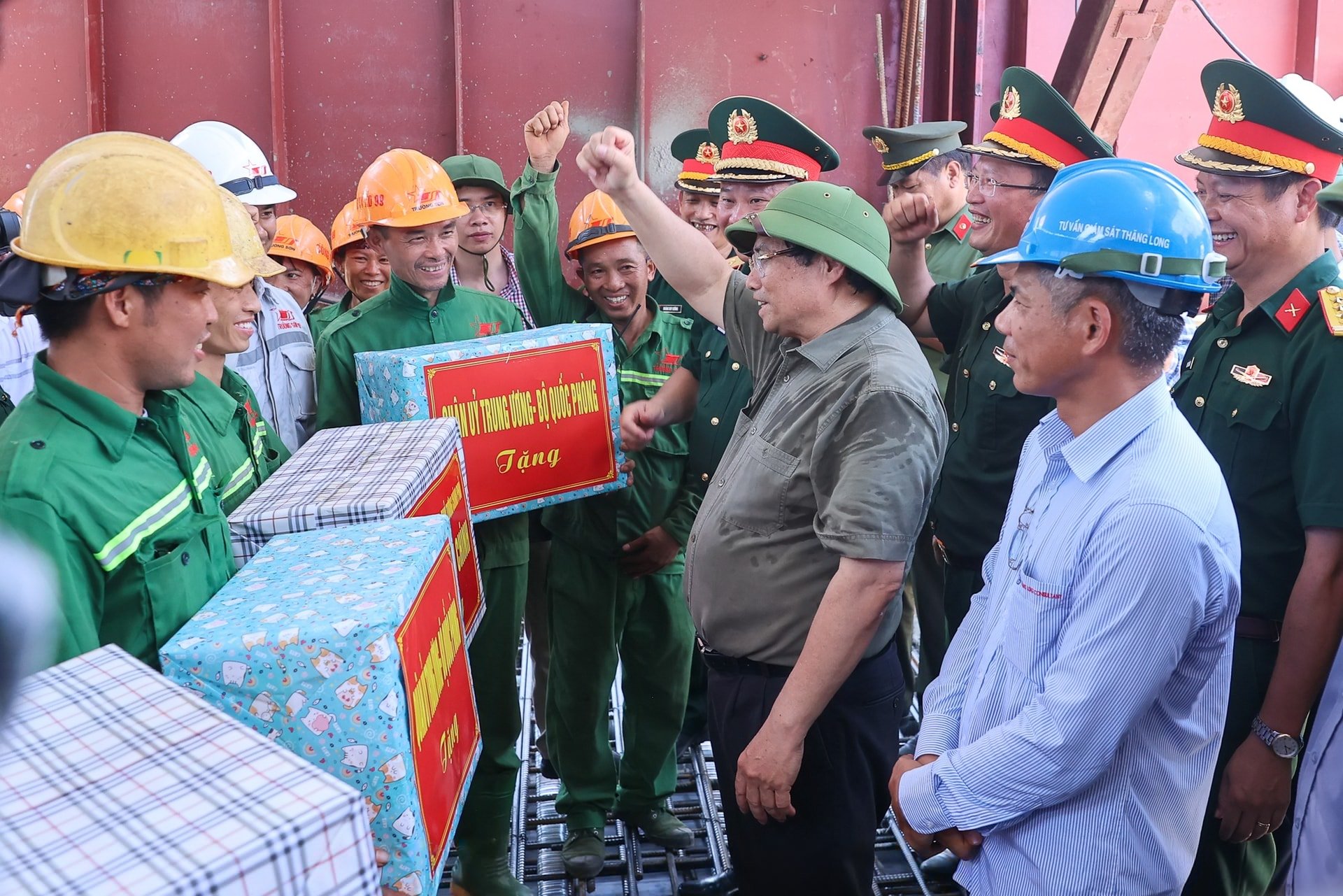 Thủ tướng kiểm tra tiến độ cầu Phong Châu, chỉ đạo triển khai tuyến cao tốc mới tại Phú Thọ- Ảnh 4. Thủ tướng kiểm tra tiến độ cầu Phong Châu, chỉ đạo triển khai tuyến cao tốc mới tại Phú Thọ- Ảnh 4.
