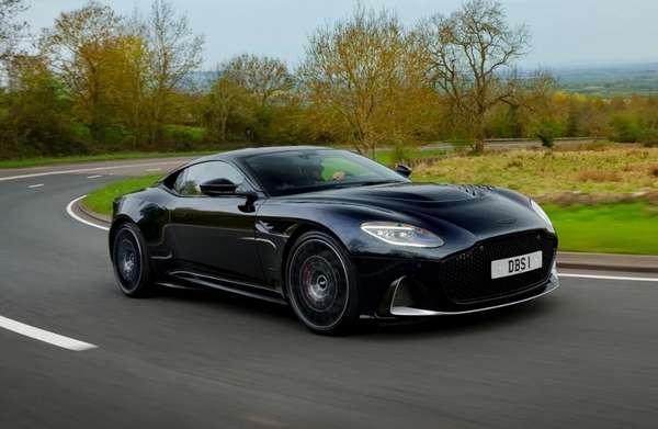 Giá xe Aston Martin niêm yết và lăn bánh tháng 12/2023