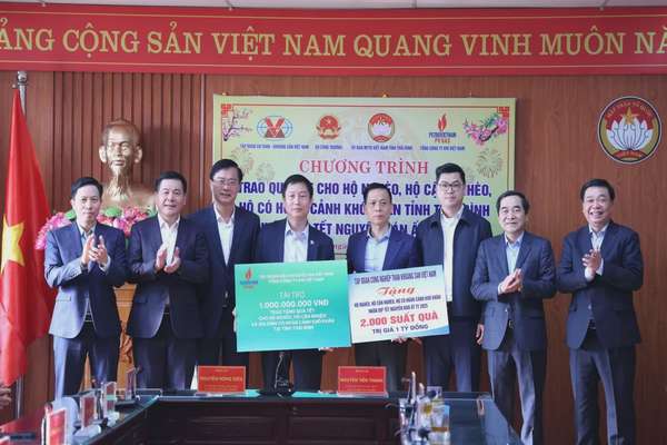 Bộ trưởng Nguyễn Hồng Diên thăm, tặng quà Tết hộ nghèo, người lao động tại Thái Bình