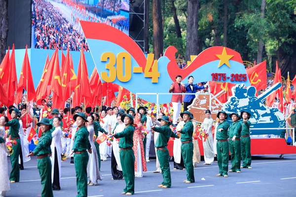 Kỷ niệm trọng thể 50 năm Giải phóng miền Nam, thống nhất đất nước- Ảnh 12. Kỷ niệm trọng thể 50 năm Giải phóng miền Nam, thống nhất đất nước- Ảnh 12.