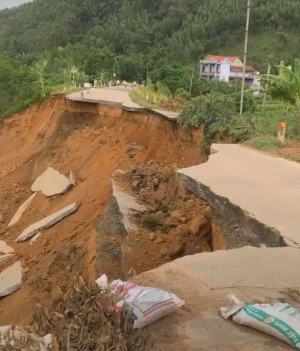 Phú Thọ: Đê sạt lở nghiêm trọng do nước lũ rút sâu