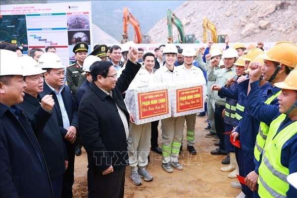 Thủ tướng Phạm Minh Chính và các đơn vị thi công thể hiện quyết tâm hoàn thành đúng tiến độ dự án cao tốc Đồng Đăng - Trà Lĩnh. (Ảnh: TTXVN)