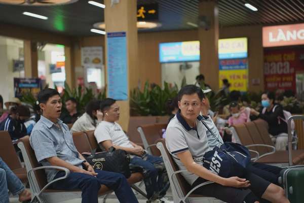 Bến xe Hà Nội chật kín phương tiện đưa người dân về Hà Nội: Người dân chen chân xếp hàng đón xe về quê nghỉ lễ 30/4