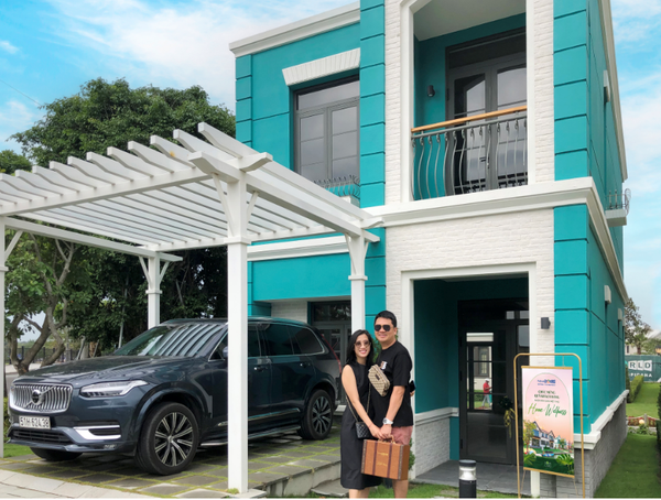 Nhà đầu tư Nguyễn Ánh Ngọc cùng chồng phấn khởi nhận bàn giao Biệt thự Lagoon.