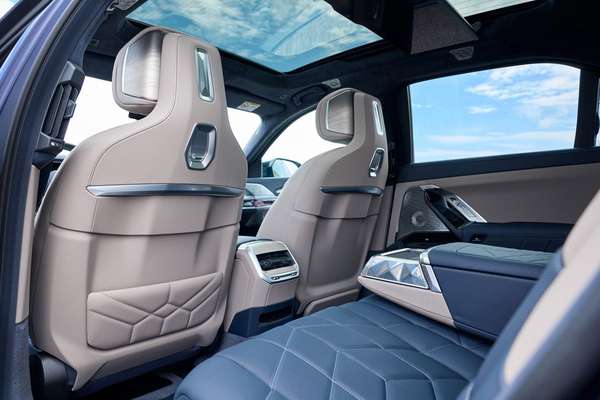 BMW i7 M70 xDrive 2024 bước tiến mới: Kiểm soát chuyển động ấn tượng