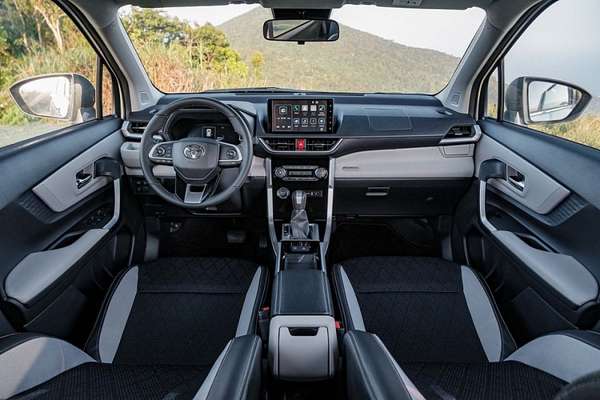 Giá xe Toyota Veloz Cross tháng 6/2023: Gói ưu đãi tới 31 triệu đồng, đua thị phần cùng Mitsubishi Xpander