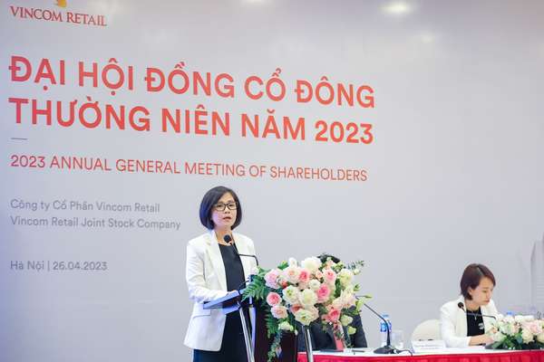Bà Trần Mai Hoa – Thành viên HĐQT kiêm Tổng giám đốc VRE  phát biểu tại Đại hội